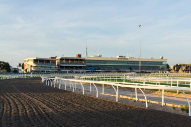Melbourne, Avustralya - 17 Şubat 2018: Caulfield Racecourse bir at yarış Glen Eira şehir parkurudur. Parça merkezinde bir park ve sulak alandır.