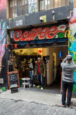 Melbourne, Avustralya - 8 Ağustos 2015: Kurumsal sosyal Hosier gençlik işsiz genç insanlara yardım etmek için projeler tarafından işletilen şeritte 2 git Kahve güzelmiş.