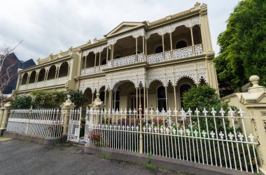 Melbourne, Avustralya - 8 Ağustos 2015: East Melbourne iç banliyösünde, tarihi teras evler için bilinir. Melbourne zengin parçalarından biridir.