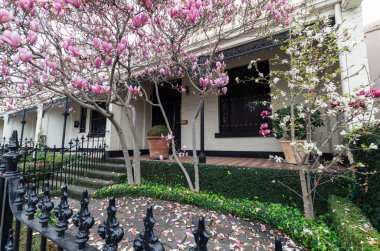Melbourne, Avustralya - 8 Ağustos 2015: East Melbourne iç banliyösünde, tarihi teras evler için bilinir. Melbourne zengin parçalarından biridir.