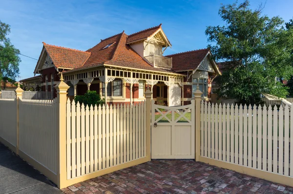 Melbourne, Avustralya - 17 Şubat 2018: bir tuğla miras ile bir beyaz tahta daraba banliyö Caulfield Glen Eira şehir içinde ev.