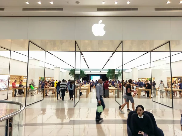 Melbourne, Avustralya - 24 Şubat 2018: Apple store Chadstone alışveriş merkezi. Apple iphone ve ipad ürünleri için bilinen bir küresel teknoloji şirketidir.
