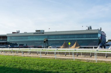 Melbourne, Avustralya - 17 Şubat 2018: Caulfield Racecourse bir at yarış Glen Eira şehir parkurudur. Parça merkezinde bir park ve sulak alandır.