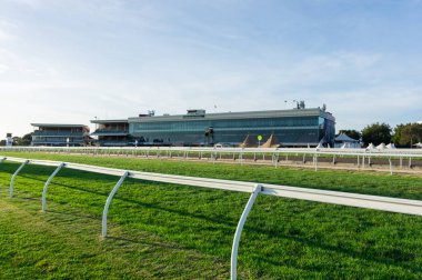 Melbourne, Avustralya - 17 Şubat 2018: Caulfield Racecourse bir at yarış Glen Eira şehir parkurudur. Parça merkezinde bir park ve sulak alandır.