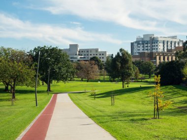 Kutusu Hill bahçeleri Doğu banliyö şehir Whitehorse Hill'de kutusu büyük bir banliyö park vardır.