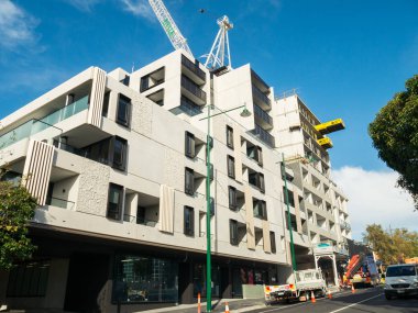 Melbourne, Avustralya - 1 Haziran 2016: inşaat orta artış daire kutu Hill İstasyon Caddesi üzerinde. Kutusu Hill son yıllarda geniş highrise geliştirme çalışmaları.