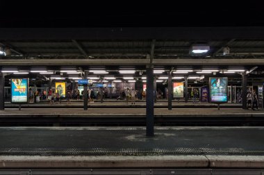 Melbourne, Avustralya - 10 Şubat 2018: platform Richmond Tren İstasyonu, en büyük ve en yoğun Melbourne Metro tramvay istasyonları.