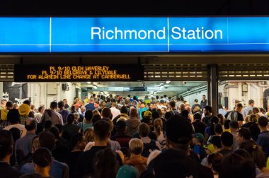 Melbourne, Avustralya - 10 Şubat 2018: Richmond tren istasyonun dışında bir akşam kriket maçı sonra queuing insan kalabalığı. Richmond İstasyonu erişim için Mcg sağlar..