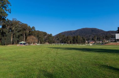 Marysville, Avustralya - 2 Ekim 2015: Gelibolu Park Merkez Murrindindi Shire Marysville bir futbol oval ile genel bir park olan.