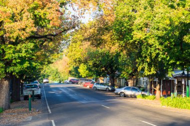 Yackandandah, Avustralya - 30 Nisan 2018: High Street Yackandandah, Indigo Shire Kuzey-Doğu Victoria, bir küçük turistik kasaba ana cadde olan.