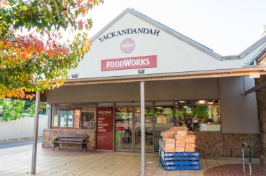 Yackandandah, Avustralya - 30 Nisan 2018: Foodworks markette Yackandandah küçük kasaba. Foodworks bağımsız süpermarketler grubudur.