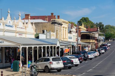 Beechworth, Avustralya - 30 Nisan 2018: view Ford Street, merkezi Beechworth, bir Kuzey Doğu Victoria kasabada Indigo Shire ana ticari cadde boyunca.