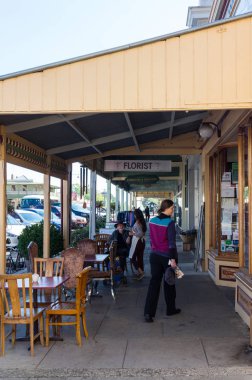 Beechworth, Avustralya - 30 Nisan 2018: perakende mağazaları merkezi Beechworth, Kuzey Doğu Victoria tarihi goldrush kasabada kampı sokakta.