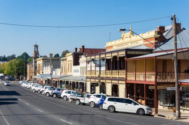 Beechworth, Avustralya - 30 Nisan 2018: view Ford Street, merkezi Beechworth, bir Kuzey Doğu Victoria kasabada Indigo Shire ana ticari cadde boyunca.