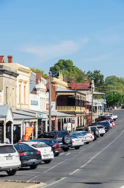 Beechworth 澳大利亚 2018年4月30日 沿福特街 Beechworth 中心的主要商业街 北东维多利亚镇在靛蓝郡的景观 — 图库照片