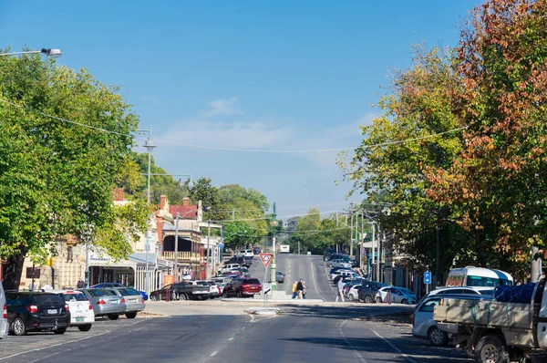 Beechworth, Avustralya - 30 Nisan 2018: view Ford Street, merkezi Beechworth, bir Kuzey Doğu Victoria kasabada Indigo Shire ana ticari cadde boyunca.