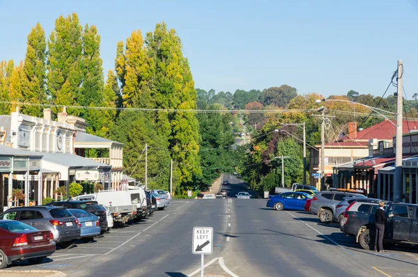 Beechworth 澳大利亚 2018年4月30日 沿营街 Beechworth 中部的主要商业街 北东维多利亚镇在靛蓝郡的景观 — 图库照片