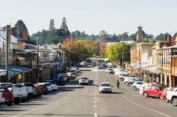 Beechworth, Avustralya - 30 Nisan 2018: view Ford Street, merkezi Beechworth, bir Kuzey Doğu Victoria kasabada Indigo Shire ana ticari cadde boyunca.