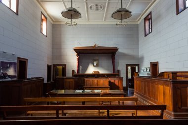 Beechworth, Avustralya - 30 Nisan 2018: Mahkeme salonunda Beechworth Court House, 1858 yılında inşa edilmiş. Ned Kelly mahkemede birden çok kez göründü..