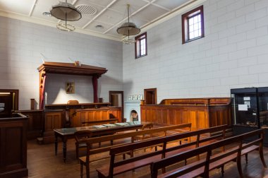 Beechworth, Avustralya - 30 Nisan 2018: Mahkeme salonunda Beechworth Court House, 1858 yılında inşa edilmiş. Ned Kelly mahkemede birden çok kez göründü..