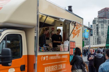 Melbourne, Avustralya - 8 Ağustos 2015: Bay Burger 2012 yılında kurulan Melbourne gıda kamyon iş yapıyoruz. Şimdi de Hobart ve Brisbane çalışır.