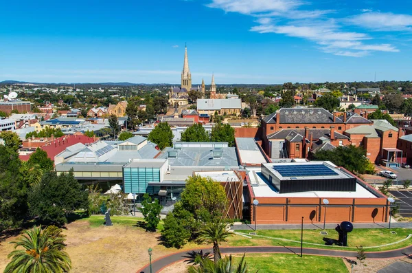 Bendigo, Avustralya, ön planda Bendigo Sanat Galerisi ile havadan görünümü.