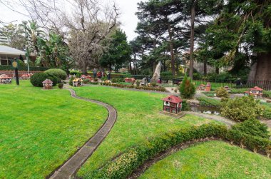 Melbourne, Avustralya - 8 Ağustos 2015: East Melbourne Fitzroy bahçelerde Tudor köyde 1948 yılında yüklü bir minyatür kentli köyüdür.