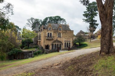 Melbourne, Avustralya - 23 Nisan 2015: Montsalvat sanatçı kolonisi dış banliyö Eltham içinde büyük salon 1938 yılında başladı. Popüler düğün mekanı olduğunu.