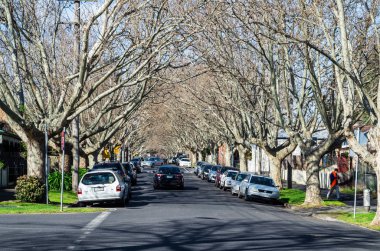 Melbourne, Avustralya - 30 Ağustos 2015: Flemington, çok kültürlü iç Batı banliyölerinden Moonee Vadisi şehir Melbourne sakin kentsel sokakta.