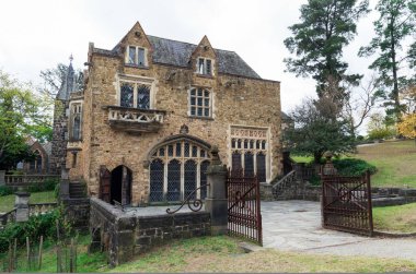 Melbourne, Avustralya - 23 Nisan 2015: Montsalvat sanatçı kolonisi dış banliyö Eltham içinde büyük salon 1938 yılında başladı. Popüler düğün mekanı olduğunu.