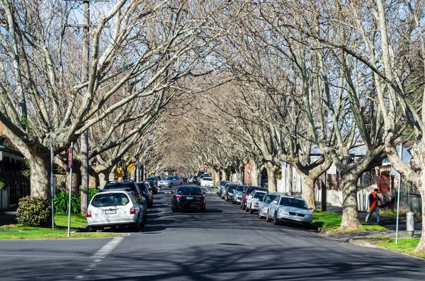 Melbourne, Avustralya - 30 Ağustos 2015: Flemington, çok kültürlü iç Batı banliyölerinden Moonee Vadisi şehir Melbourne sakin kentsel sokakta.