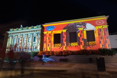 Geelong, Avustralya - 13 Ekim 2018: Işık projeksiyonlar Geelong Galerisi, Archibald Prize sergi sırasında beyaz gece Geelong reklam cephesinde.