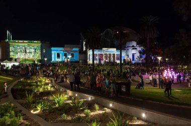 Geelong, Avustralya - 13 Ekim 2018: Johnstone Park yükleme sanat ve ışık projeksiyonlar ile beyaz gece Geelong Genel Sanat Festivali merkezidir.