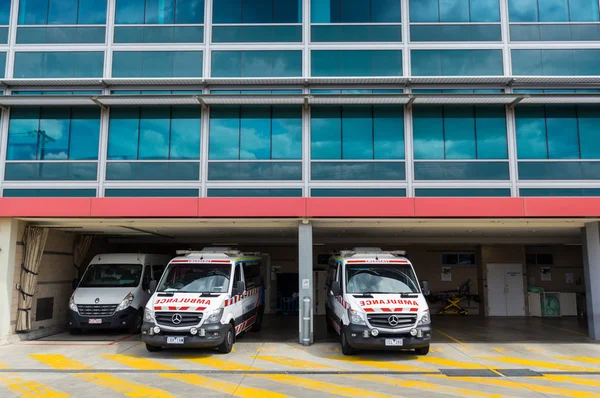 Geelong, Avustralya - 14 Ekim 2018: Acil ambulans, Üniversite Hastanesi Geelong, Barwon sağlık parçası. 1852 yılında kurulan bir genel hastane.