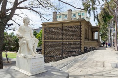 Geelong, Avustralya - 14 Ekim 2018: Heykel Prens Albert, daha sonra Kral Edward VII, tarafından Geelong gümrük binası. 1855 yılında Geelong gümrük binası inşa edildi.