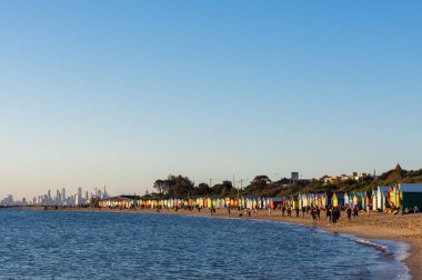 Kalabalık meşgul Brighton Plajı, site birçok renkli banyo kutuları.