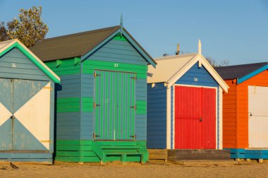 Melbourne, Avustralya - 31 Mart 2018: Renkli banyo kutuları Brighton Beach, bir popüler şehir plaj. Brighton Beach adlı 82 banyo kutuları vardır.