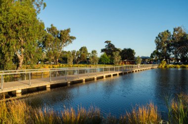 Shepparton, Avustralya - 14 Ocak 2017: boardwalk Shepparton, büyük bölgesel merkezi Goulburn Vadisi Victoria Park göl kenarında.