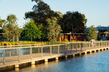 Shepparton, Avustralya - 14 Ocak 2017: boardwalk Shepparton, büyük bölgesel merkezi Goulburn Vadisi Victoria Park göl kenarında.