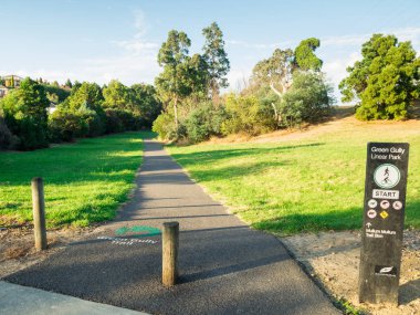 Melbourne, Avustralya - 9 Ocak 2017: Yeşil vadide lineer Park Melbourne, Avustralya'nın Kuzey-Doğu banliyöleri Templestowe.