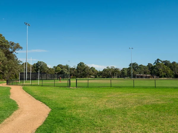 Heatherdale rezerv Mitcham banliyö Melbourne Kriket ve Avustralya Futbolu için kullanılan bir oval şekil.