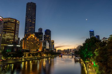 Melbourne, Avustralya - 22 Aralık 2017: görünüm Yarra Nehri, Batı Princes Köprüsü'nden. Southgate semt solda görülür