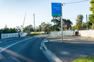 Melbourne, Avustralya - 13 Eylül 2015: Royal Park Tren İstasyonu Parkville bir Melbourne Metro tramvay istasyonu dır.