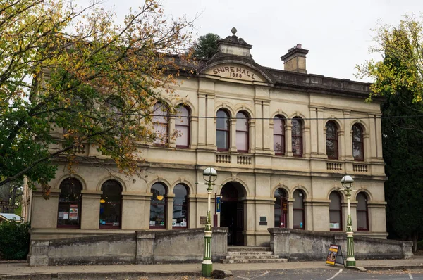 Shire hall en la ciudad de Beechworth, en el norte de Victoria . — Foto de Stock