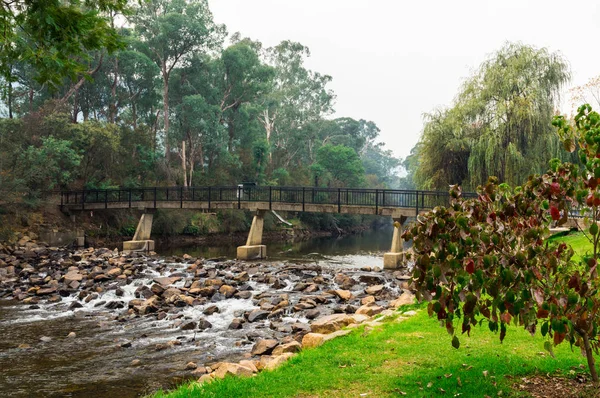 Ponte pedonale sul fiume Ovens a Bright nel nord dell'Australia . — Foto Stock