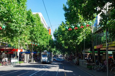 Tramvaylar boyunca Swanston Street Merkezi Melbourne, Avustralya.