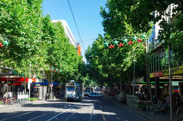 Eléctricos ao longo da Swanston Street, no centro de Melbourne, Austrália . — Fotografia de Stock