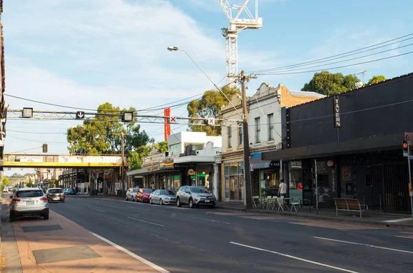 Johnston Street che attraversa Abbotsford nel centro urbano Melbourne . — Foto Stock