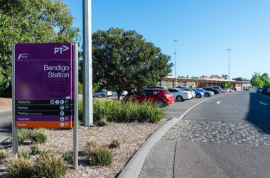 Avustralya bölgesel Victoria Bendigo tren istasyonu araba park