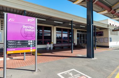 Melbourne, Swan Hill ve Echuca Bendigo Bendigo tren istasyonu bağlanır.